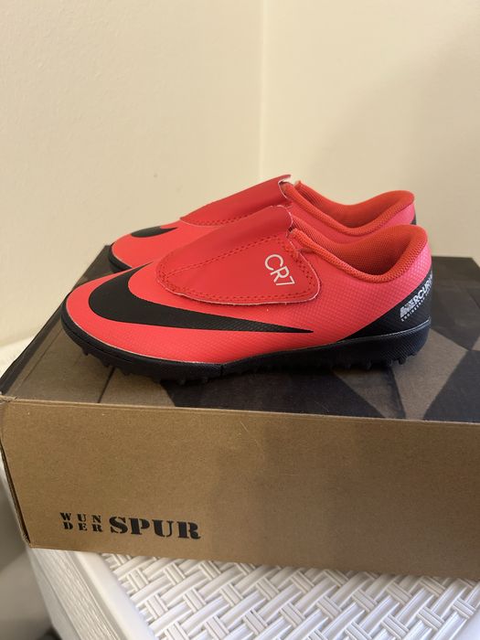 Новые кроссовки-сороконожки. Nike.28,5р