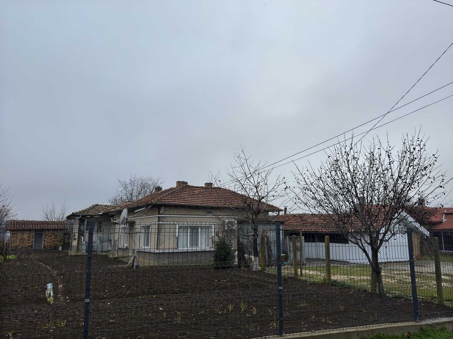 Собственик Продава Къща с 290кв.м.ЗП -9 стаи,двор 1040кв.м- с.Чернолик