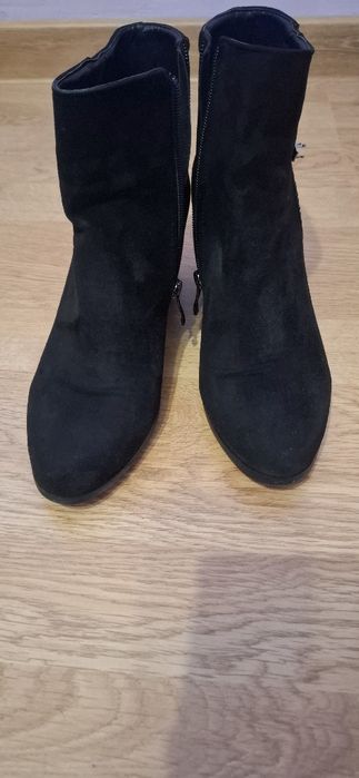 Дамски боти на ток в черно