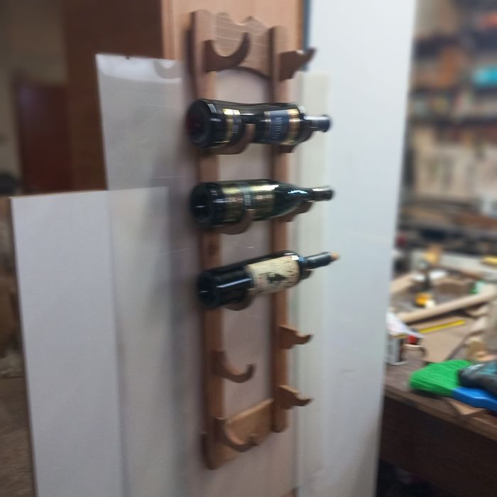 Поставка за вино стенна