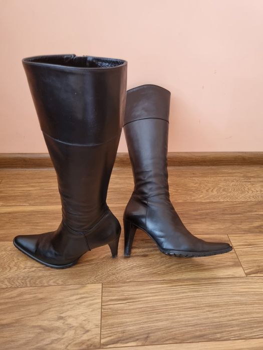 Продавам черни кожени ботуши на фирмата Max Mara