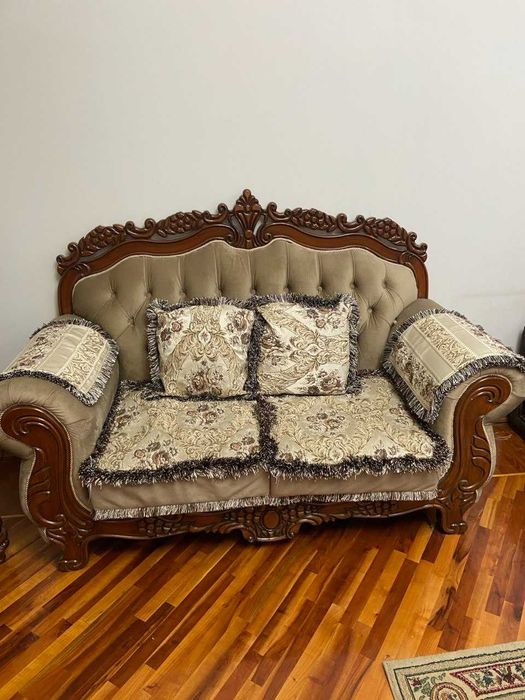 Продается диван в стиле барокко из массива дерева