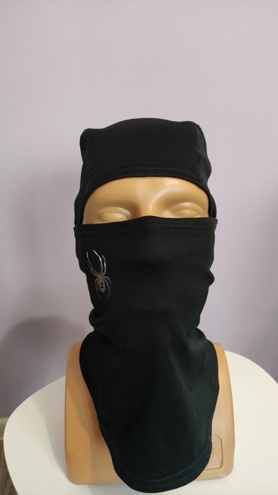 Скиорската маска Spyder PIVOT е рунов еластичен полар с прилепваща кро