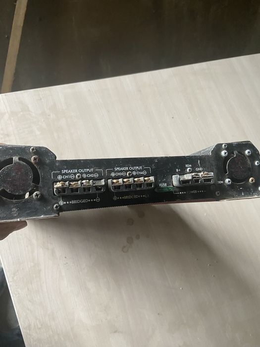 Продам для авто уселитель и колонки