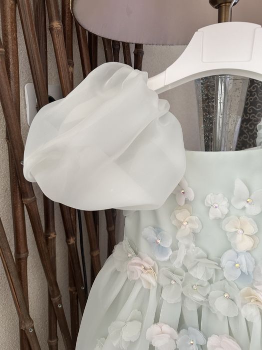 Продам нарядное платье для девочки.