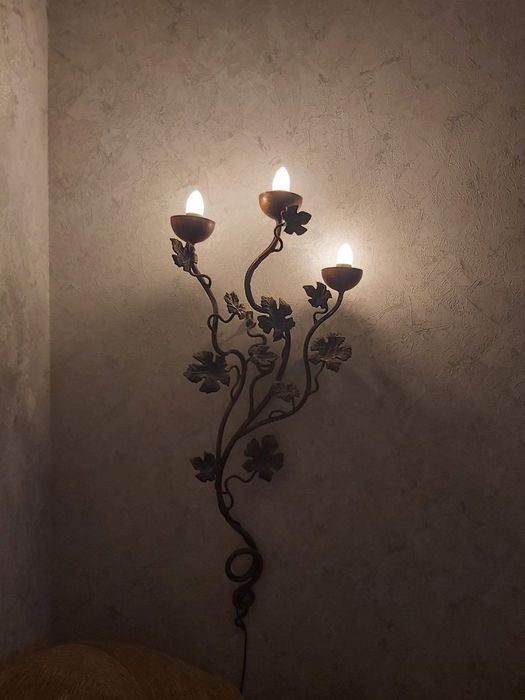 Кованый бронзовый  стильный настенный светильник.