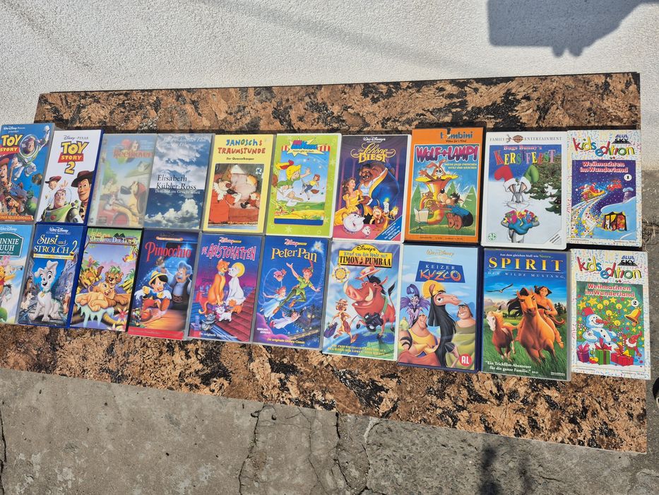 Vând 50 casete video VHS originale cu filme animație