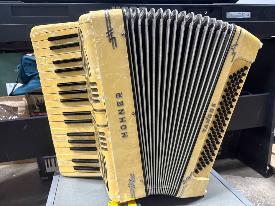 Acordeon Hohner Tango 2 cu 80 de basi potcoava clapa scurta
