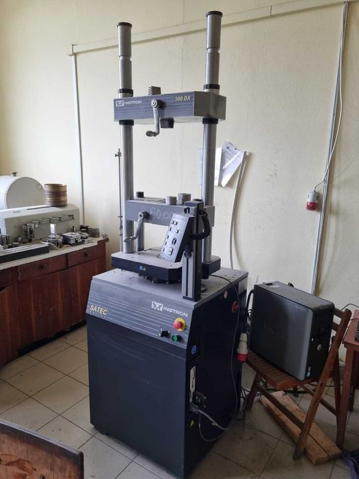 Mașină de testare universală Instron 300DX, 300 kN, 2007