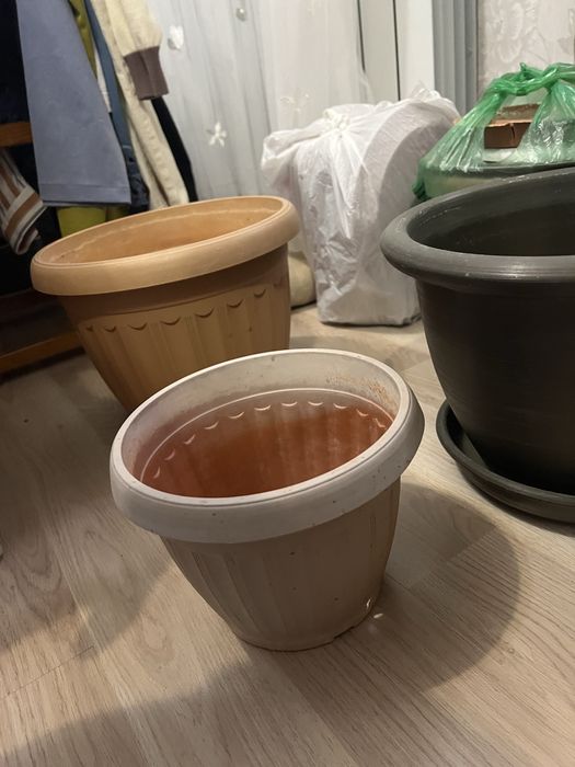 Продам Горшки для домашних цветов.