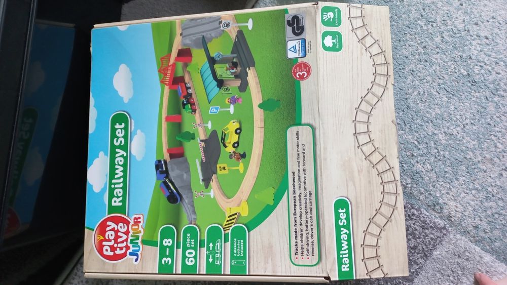 Дървени релси и влакче на батерии,строителна площадка,пожарна,и др.