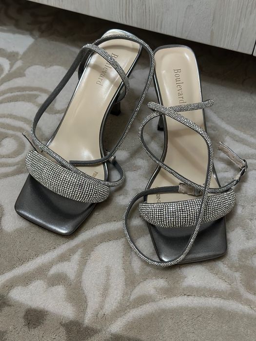 Босоножки серые с блеском 39