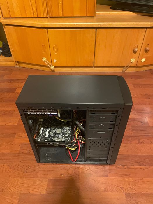 Vând un PC de jocuri în stare bună.