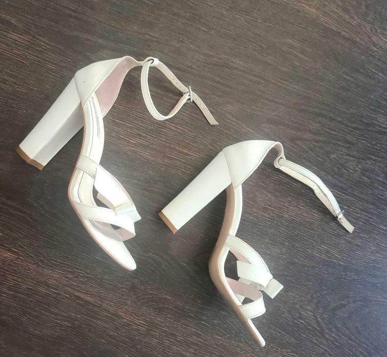 Sandale albe Smiling Shoes