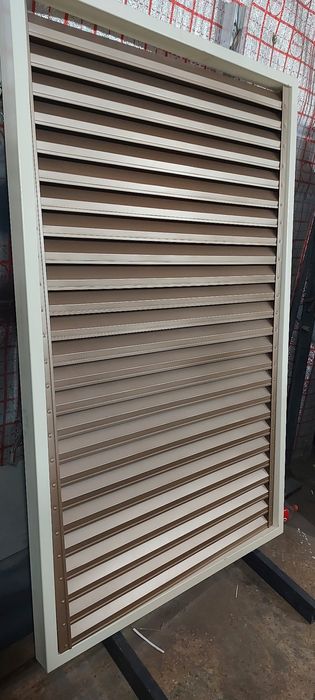 Совремнный металический забор жалюзи красиво и надежно.