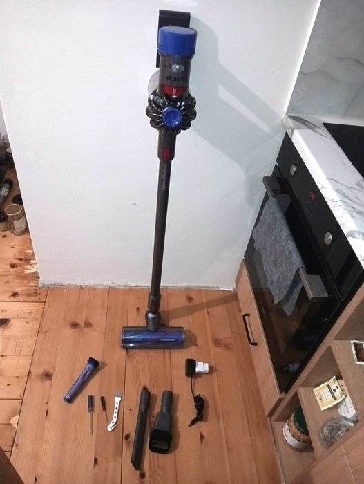 Много добра прахосмукачка Dyson V8 с нова батерия и аксесоари