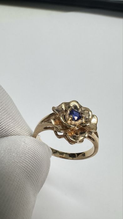 Кольцо цветок с сапфиром натуральным.