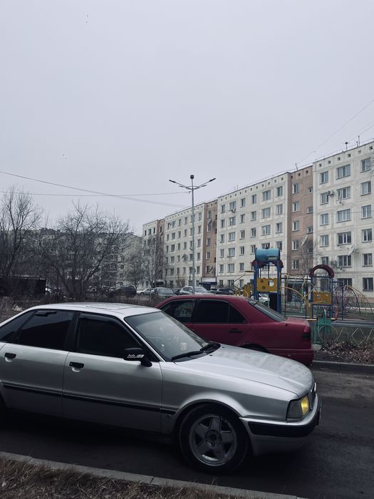 Машина ауди 80 б4