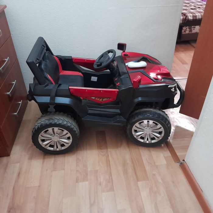 Продам машинку детскую
