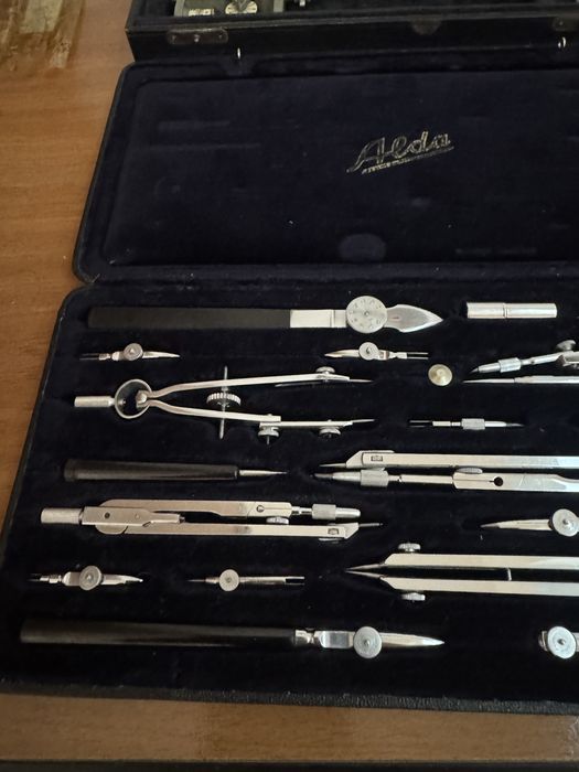 Антикварни чертожни инструменти