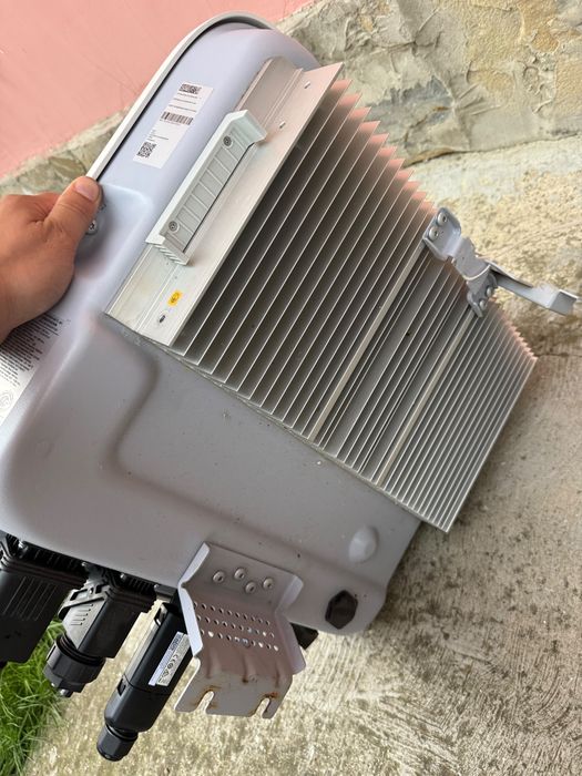 Vand invertor Huawei trifazat hibrid 8kw Sun2000-8KTL-M1 cu toate accesoriile, foarte putin folosit.