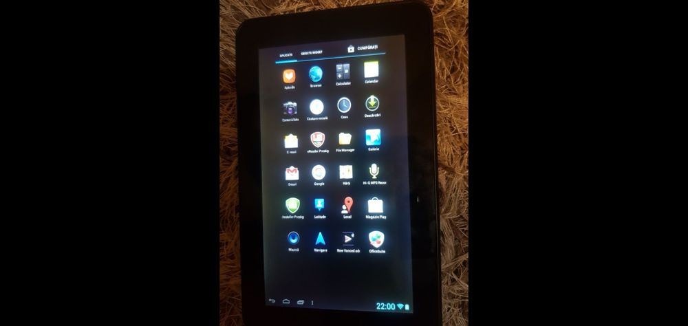 Vand tabletă cu încărcător și cablul de date!