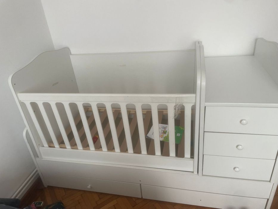 Patut copii cu masa de infasat si noptiera