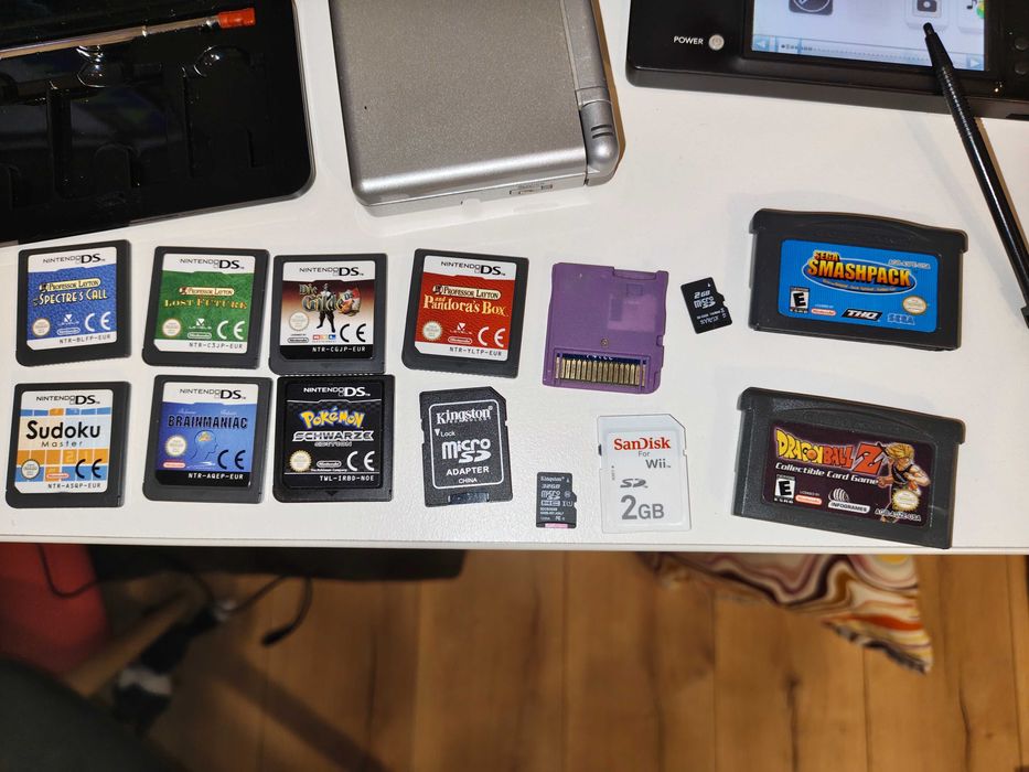 Nintendo DSi конзола и Nintendo DS Lite конзола, заедно с игрите Pokemon Black, Proffessor Layton, The Guild, Dragonball Z и R4.