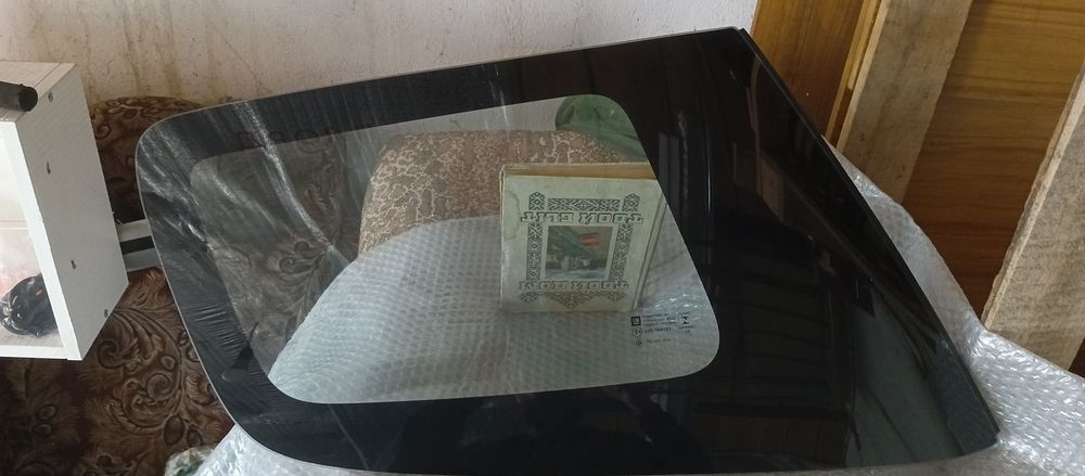 Продам боковое стекло
