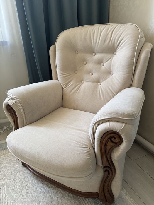 Продам диван и два кресла