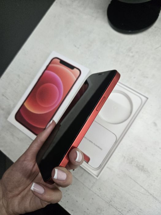 Iphone 12 червен