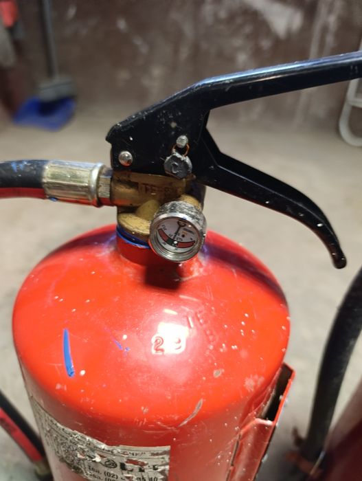 Пожарогасител -2 броя по 6 кг