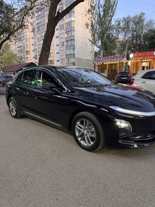 Авто в аренду Hongqi E-QM5