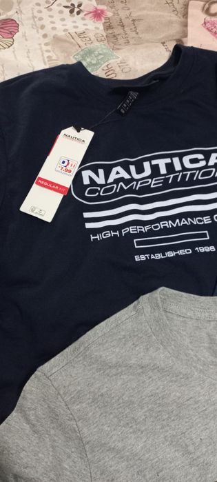 Se vând trei tricouri.