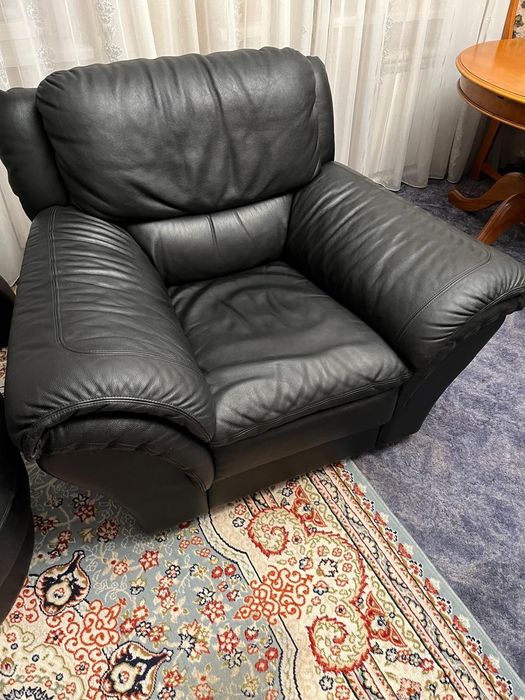 Кожаный диван и кресло