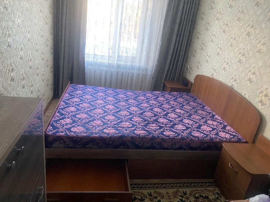 Срочно!!! Продам кравать с матрасом. и тумбочками. Самовывоз.