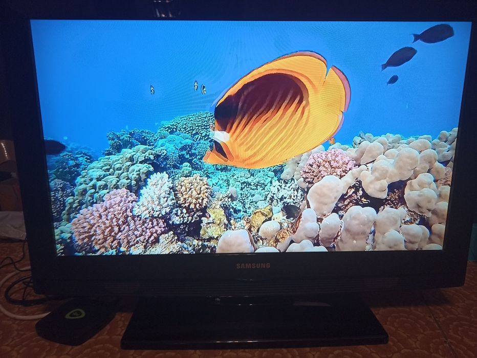 Samsung 32"  + smart box.