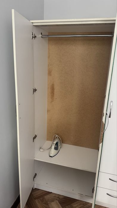 Белый шкаф с зеркалом