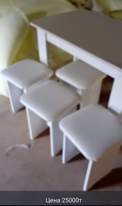 Стол обеденный и 4 табурета