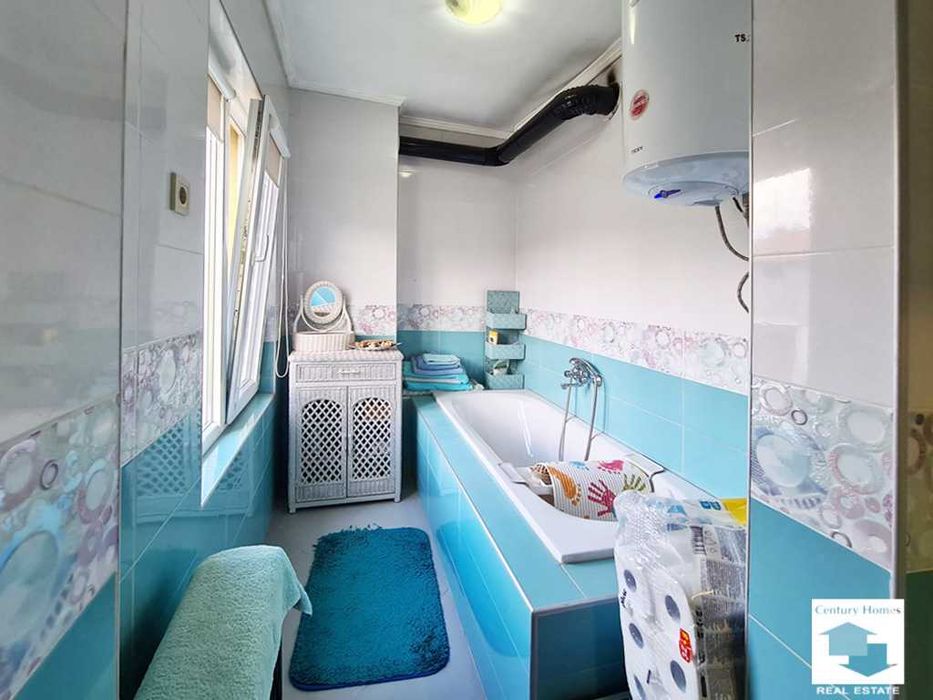 175101 Масивна къща с голям двор и кладенец  в село Петко Славейков