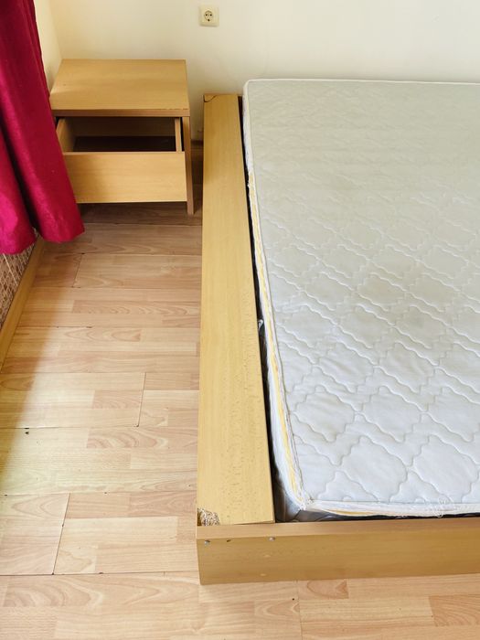 спалня със нощи шкафчета