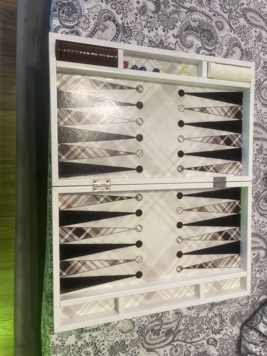 Table în stare perfectă aproape  include și zarurile