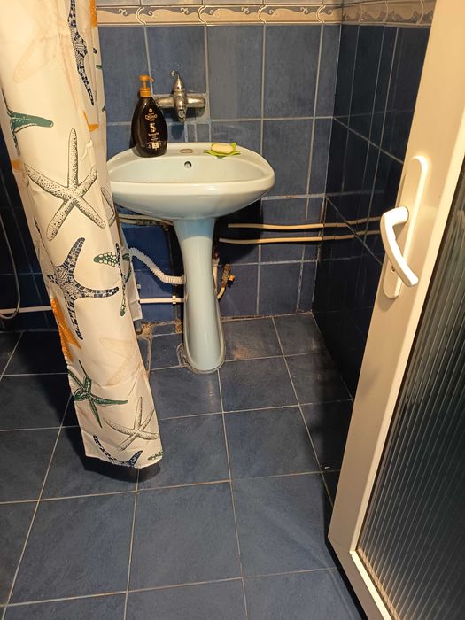 Garsoniera decomandata G.Enescu p/4 40 mp,1250 lei.