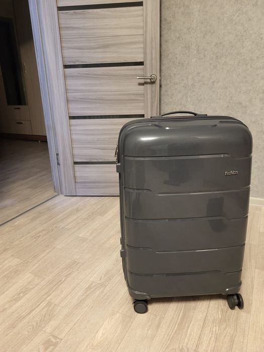 Продам новый чемодан