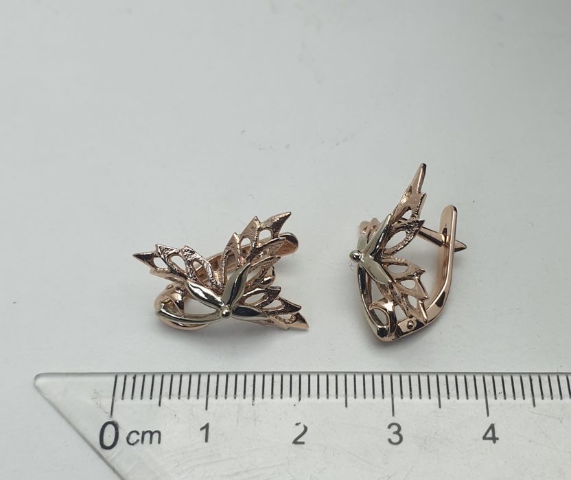 Культовые серьги "Кленовый лист" времен СССР.
Были изготовлены на Моск