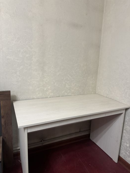 Продам белый стол 120х60