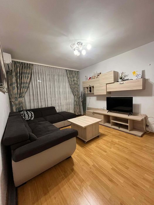 Teatrul de vara * Curtea Veche 2 camere mobilat+utilat modern etajul 1