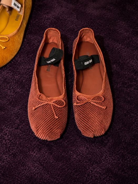 Налични Miu Miu corduroy Mary Jane балерини
