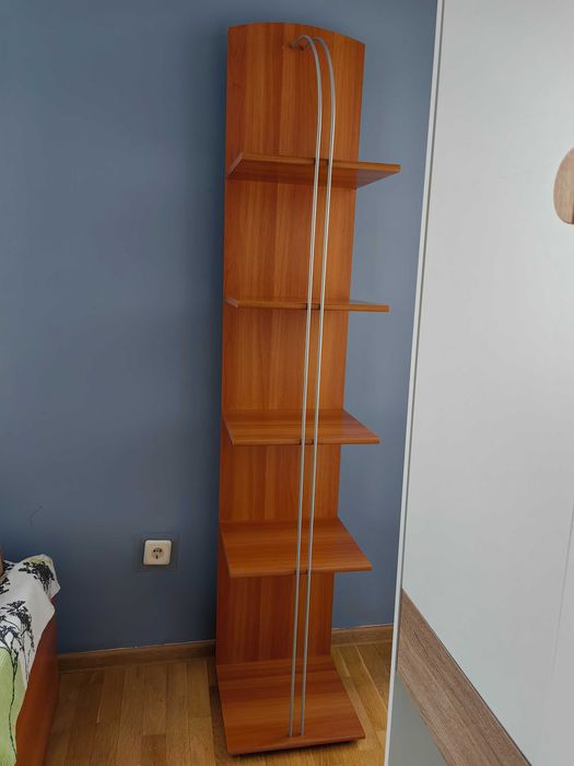 Дървена етажерка с метална опора