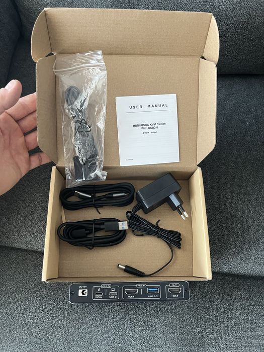 Switch tip dockingstation  pt 2 pc-uri si 1 monitor 4k 60Hz